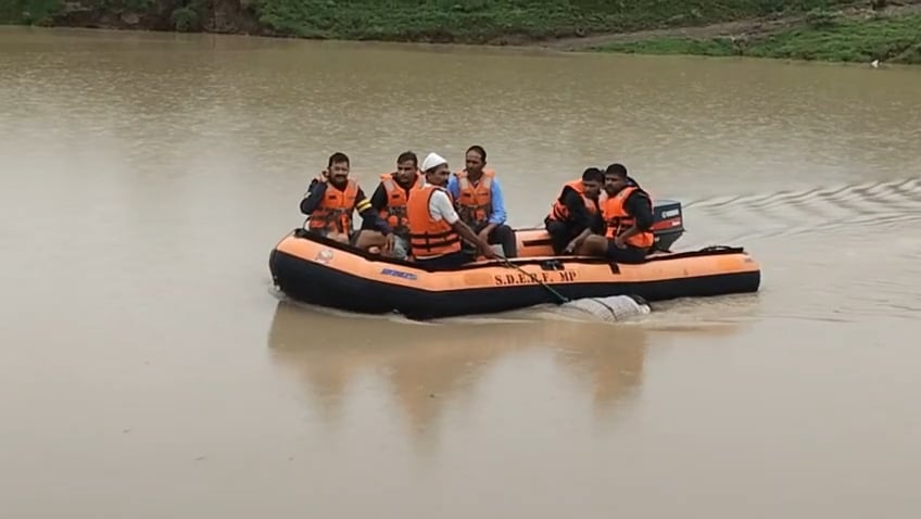 उफनते नाले में बहे सहायक सचिव का शव 2 दिन बाद चंबल नदी से मिला उफनते नाले में बहे सहायक सचिव का शव 2 दिन बाद चंबल नदी से मिला