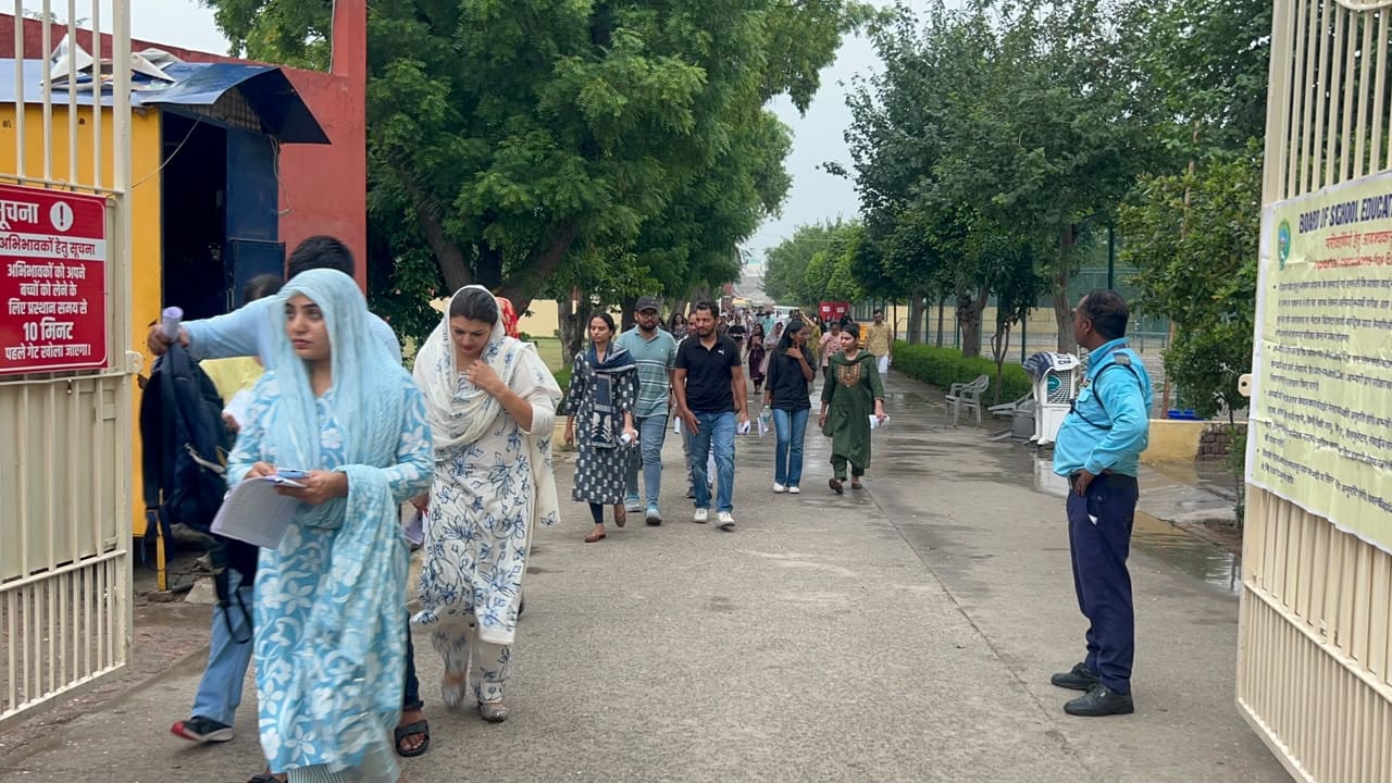 10-रोहतक के एमडीएन स्कूल परीक्षा केंद्र के बाहर रोल नंबर का मिलान करते परीक्षार्थी। संवाद 10-रोहतक के एमडीएन स्कूल परीक्षा केंद्र के बाहर रोल नंबर का मिलान करते परीक्षार्थी। संवाद