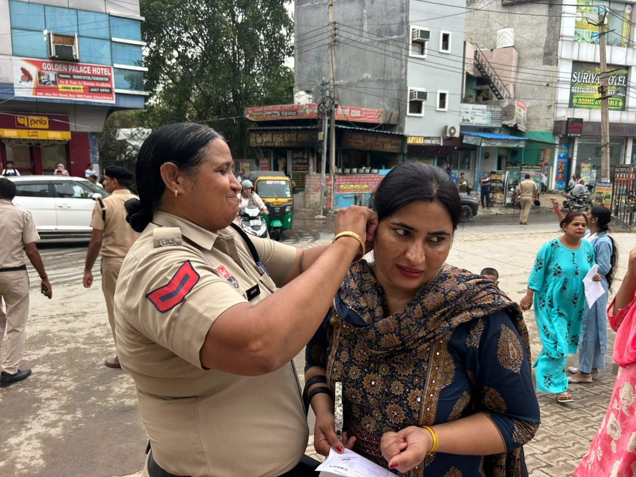 10-रोहतक के एमडीएन स्कूल परीक्षा केंद्र के बाहर रोल नंबर का मिलान करते परीक्षार्थी। संवाद 10-रोहतक के एमडीएन स्कूल परीक्षा केंद्र के बाहर रोल नंबर का मिलान करते परीक्षार्थी। संवाद