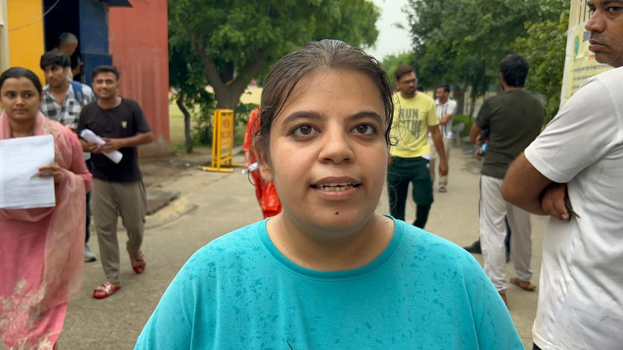 10-रोहतक के एमडीएन स्कूल परीक्षा केंद्र के बाहर रोल नंबर का मिलान करते परीक्षार्थी। संवाद 10-रोहतक के एमडीएन स्कूल परीक्षा केंद्र के बाहर रोल नंबर का मिलान करते परीक्षार्थी। संवाद