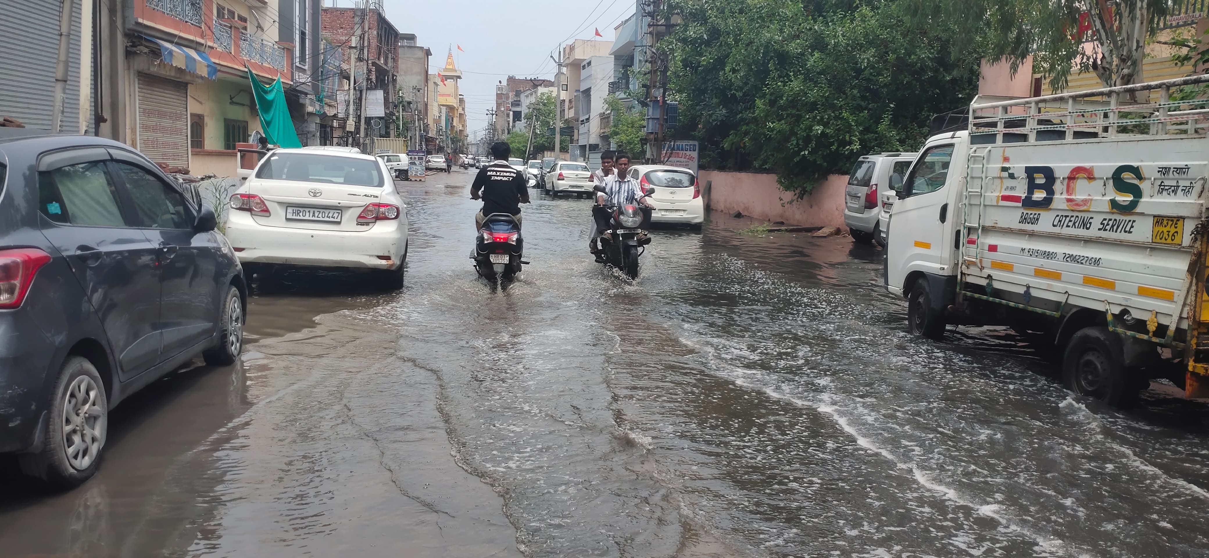 आर्य चौक की तरफ से पानी से गुजरते लोग। संवाद आर्य चौक की तरफ से पानी से गुजरते लोग। संवाद