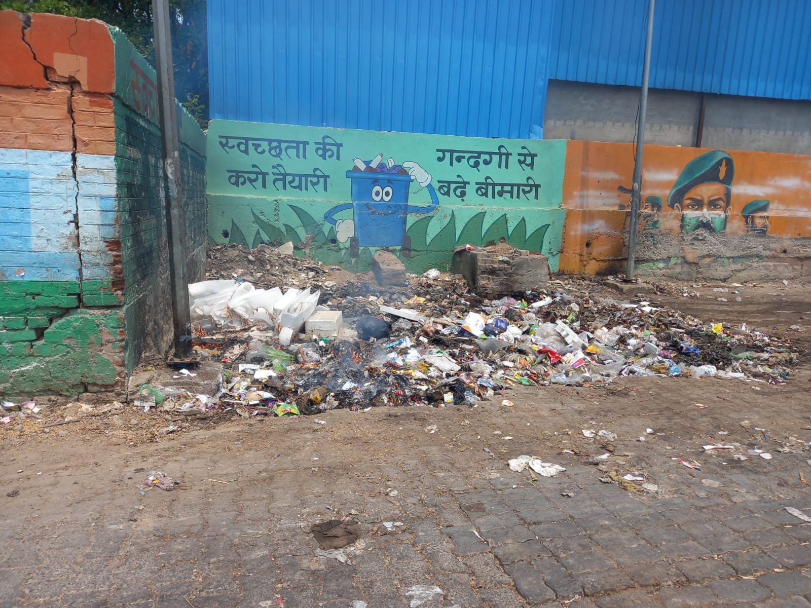 अंबाला छावनी में राजकीय पीजी कॉलेज के बाहर कूड़ा गिरा रहा सफाई कर्मी। प्रबंधन