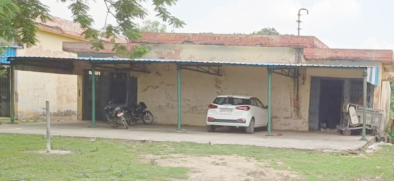 बिल्सी मंडी समिति परिसर स्थित सरकारी मक्का क्रय केंद्र शनिवार को ही खुला। मक्का के बोरे को सिलत बिल्सी मंडी समिति परिसर स्थित सरकारी मक्का क्रय केंद्र शनिवार को ही खुला। मक्का के बोरे को सिलत