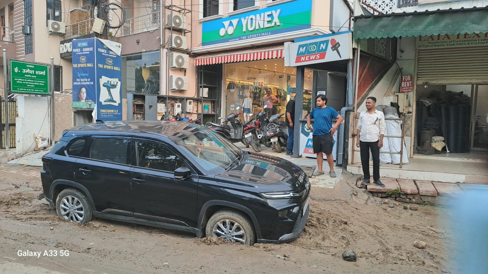 बारिश के बाद हुआ जलभराव स फंसी कार।