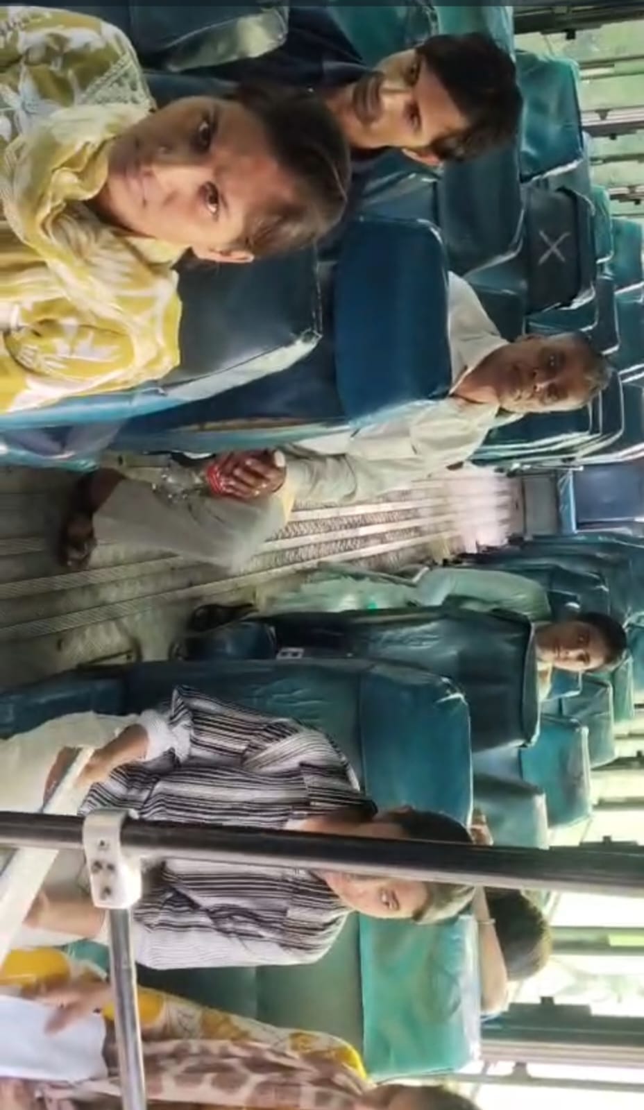 बस अड्डा पर खड़ी स्पेशलबस में बैठे परीक्षार्थी। संवाद बस अड्डा पर खड़ी स्पेशलबस में बैठे परीक्षार्थी। संवाद