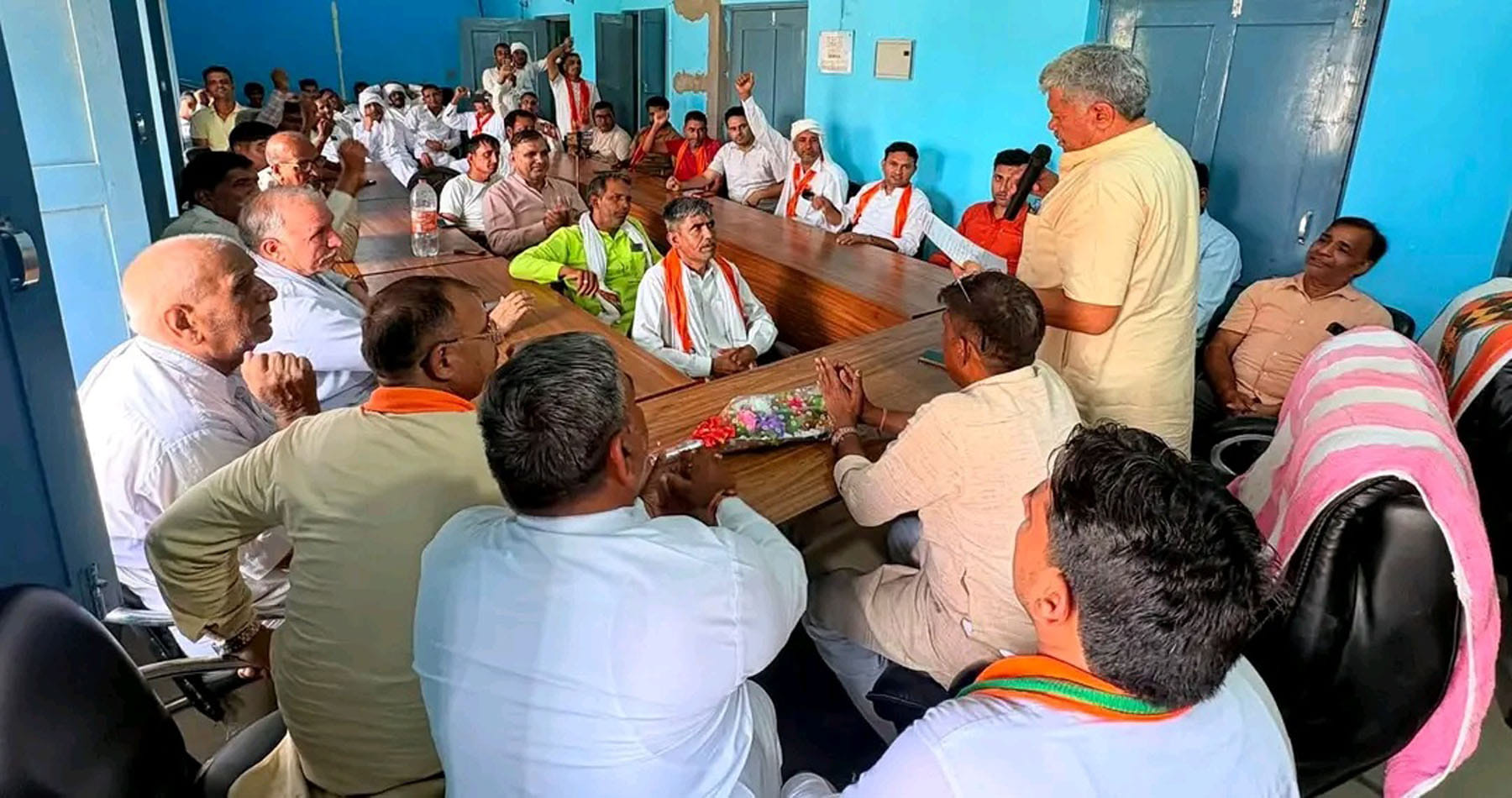 बैठक में कार्यकर्ताओं को संबोधित करते भाजपा कैथल जिला प्रभारी अमर पाल राणा बैठक में कार्यकर्ताओं को संबोधित करते भाजपा कैथल जिला प्रभारी अमर पाल राणा