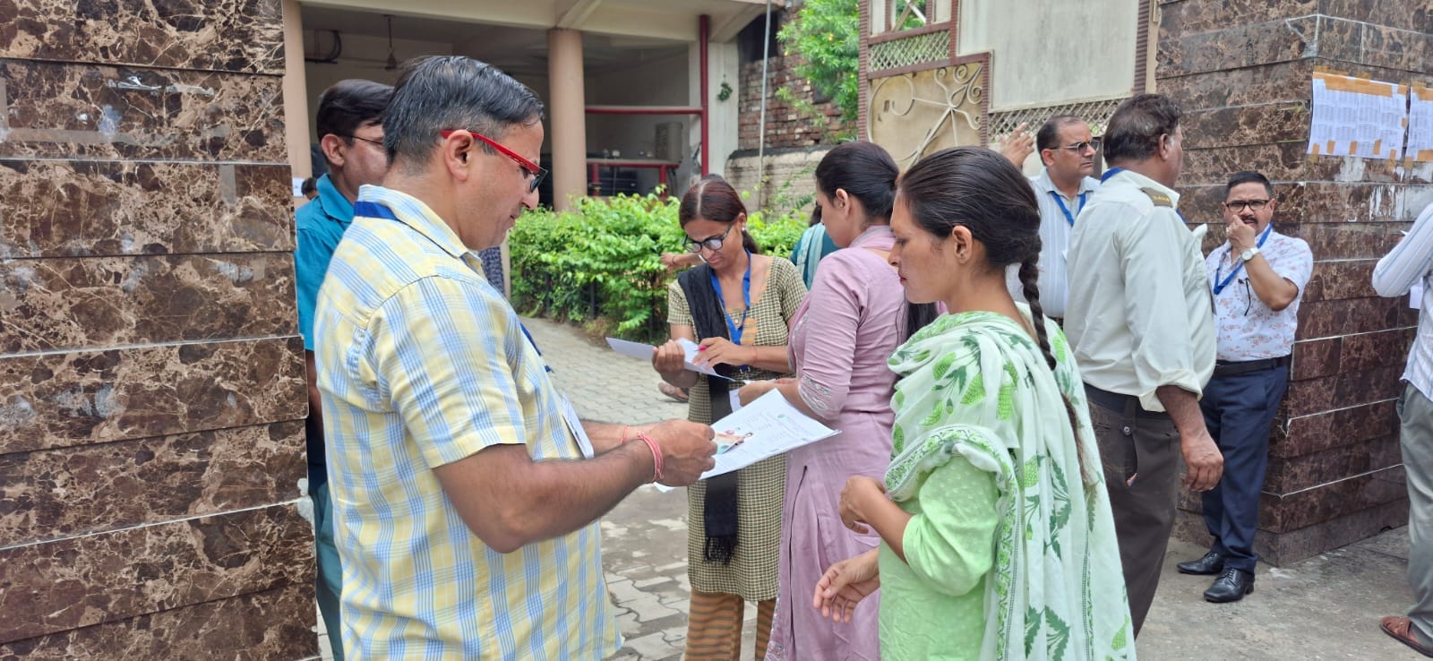 डीएवी गर्ल्स कॉलेज में बने केंद्र से परीक्षा के बाद निकलते अभ्यर्थी। संवाद डीएवी गर्ल्स कॉलेज में बने केंद्र से परीक्षा के बाद निकलते अभ्यर्थी। संवाद