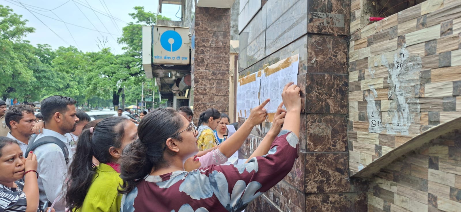 डीएवी गर्ल्स कॉलेज में बने केंद्र से परीक्षा के बाद निकलते अभ्यर्थी। संवाद डीएवी गर्ल्स कॉलेज में बने केंद्र से परीक्षा के बाद निकलते अभ्यर्थी। संवाद