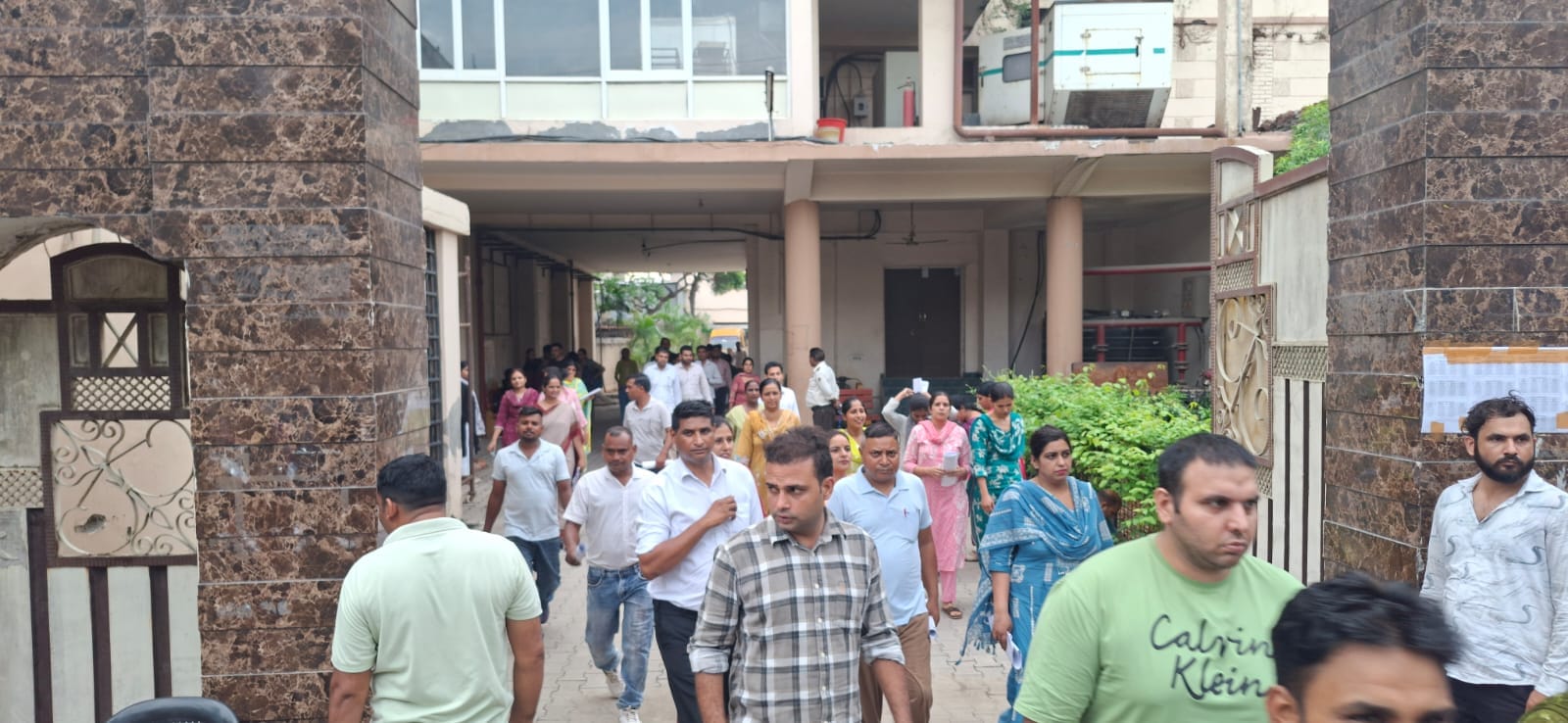 डीएवी गर्ल्स कॉलेज में बने केंद्र से परीक्षा के बाद निकलते अभ्यर्थी। संवाद डीएवी गर्ल्स कॉलेज में बने केंद्र से परीक्षा के बाद निकलते अभ्यर्थी। संवाद