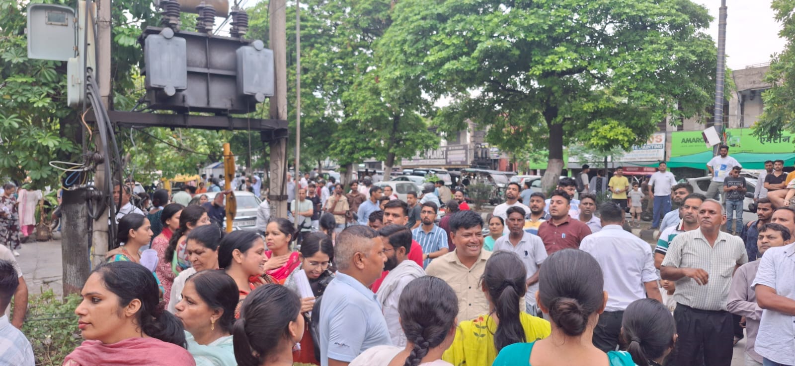 डीएवी गर्ल्स कॉलेज में बने केंद्र से परीक्षा के बाद निकलते अभ्यर्थी। संवाद डीएवी गर्ल्स कॉलेज में बने केंद्र से परीक्षा के बाद निकलते अभ्यर्थी। संवाद