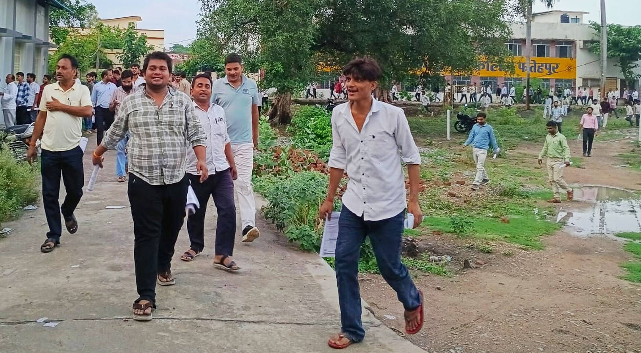 फोटो-12-परीक्षा देकर बाहर निकलते अभ्यर्थी। संवाद फोटो-12-परीक्षा देकर बाहर निकलते अभ्यर्थी। संवाद