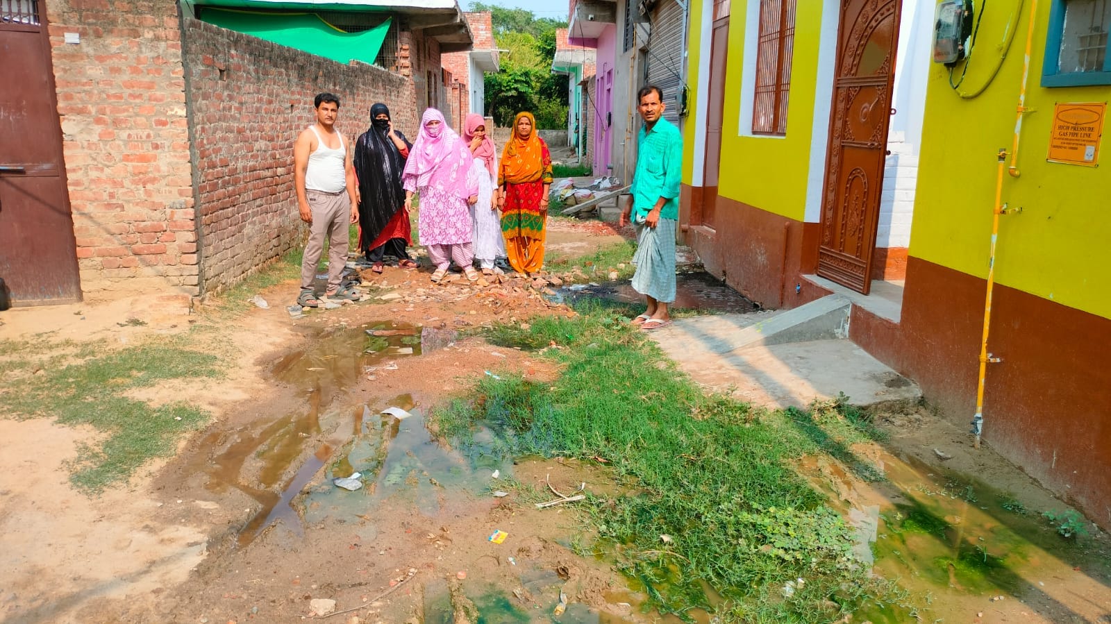 फोटो 19 शहर के मोहल्ला महमूद नगर में मुख्य गली में भरा पानी। संवाद फोटो 19 शहर के मोहल्ला महमूद नगर में मुख्य गली में भरा पानी। संवाद