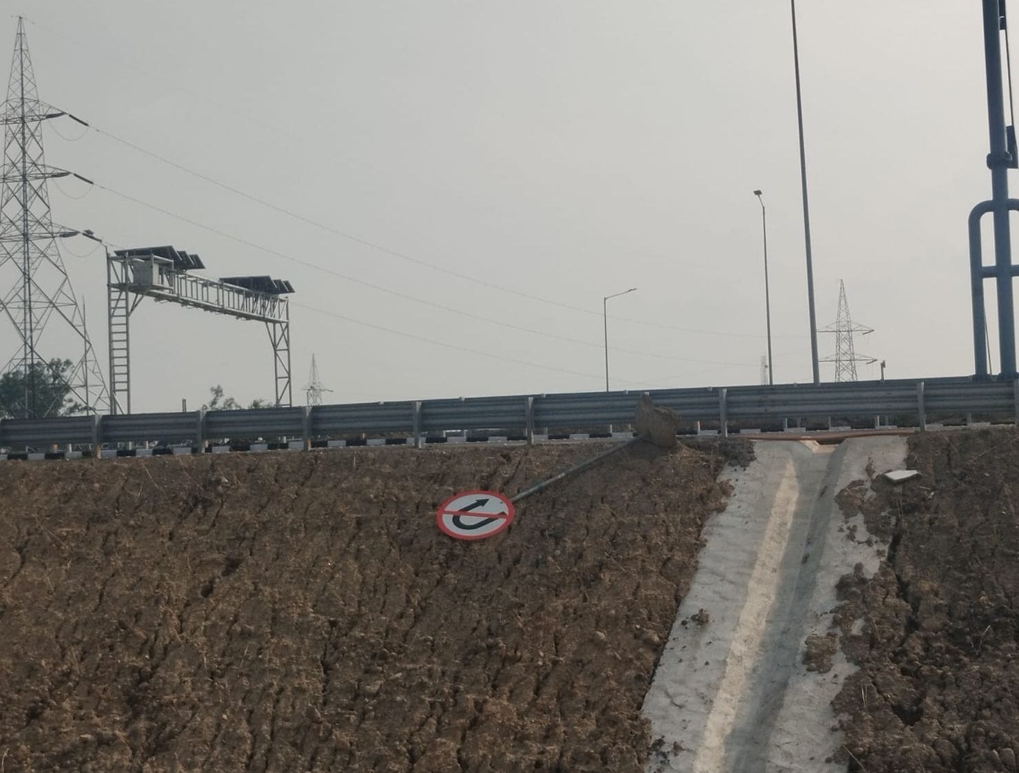 फोटो-23-गंगा एक्सप्रेसवे पर सोनिक के पास साइडिंग की बही मिट्टी। संवाद
