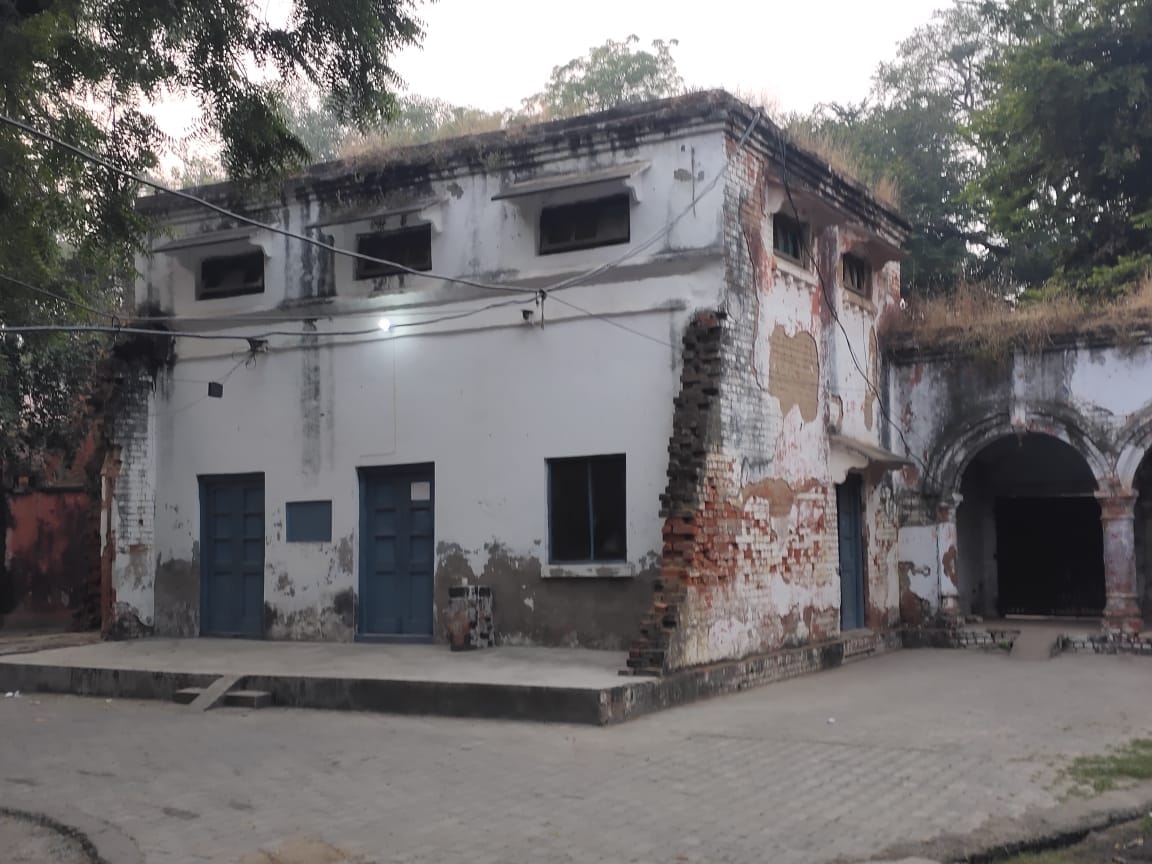 फोटो 28 शहर के सदर बाजार में जर्जर भवन। संवाद फोटो 28 शहर के सदर बाजार में जर्जर भवन। संवाद
