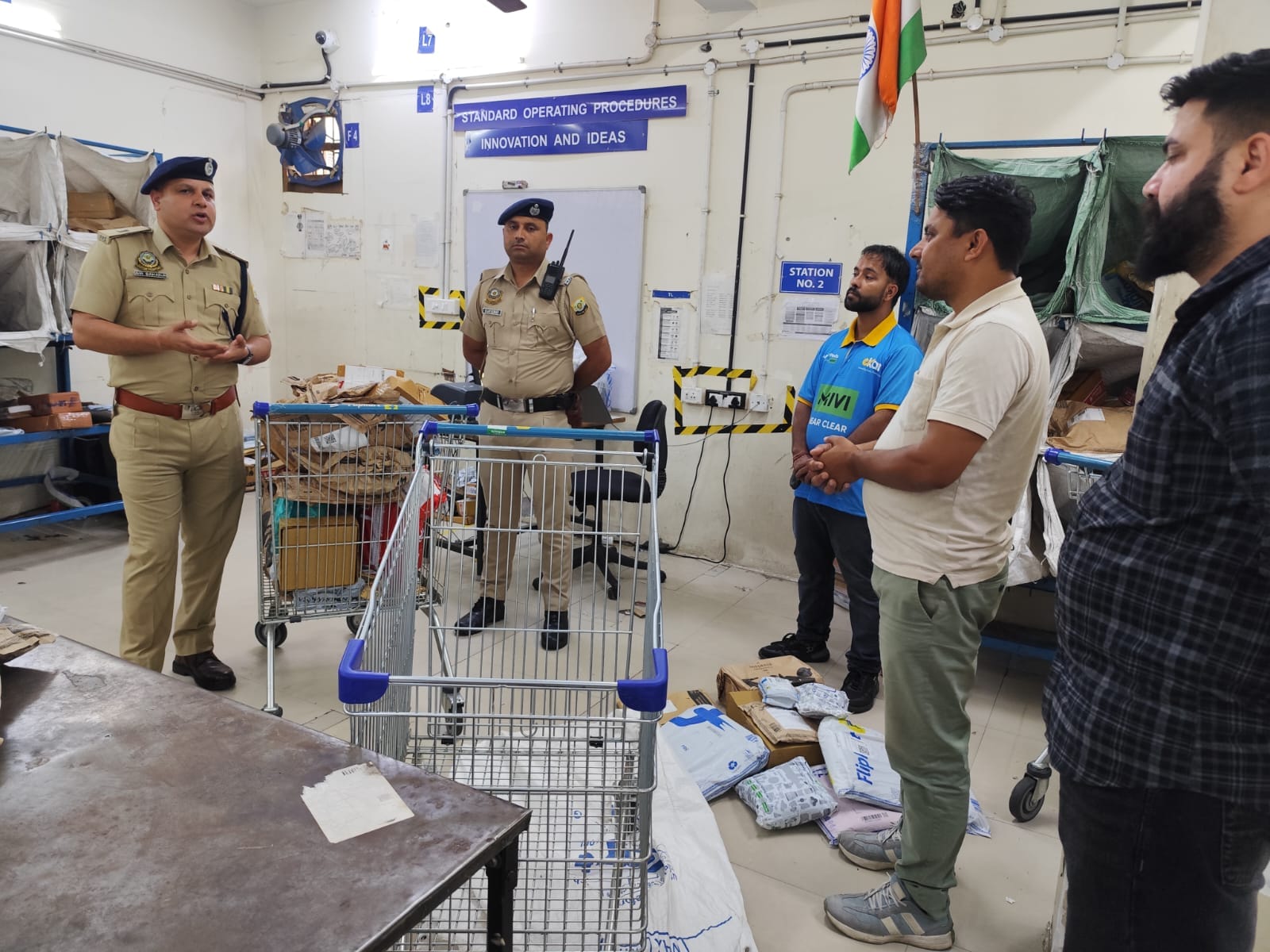 फोटो कैप्शन: देहरा में शनिवार को एसटीएफ और नारकोटिक डॉग स्क्वाड की टीम कूरियर सेवा केंद्र में प फोटो कैप्शन: देहरा में शनिवार को एसटीएफ और नारकोटिक डॉग स्क्वाड की टीम कूरियर सेवा केंद्र में प