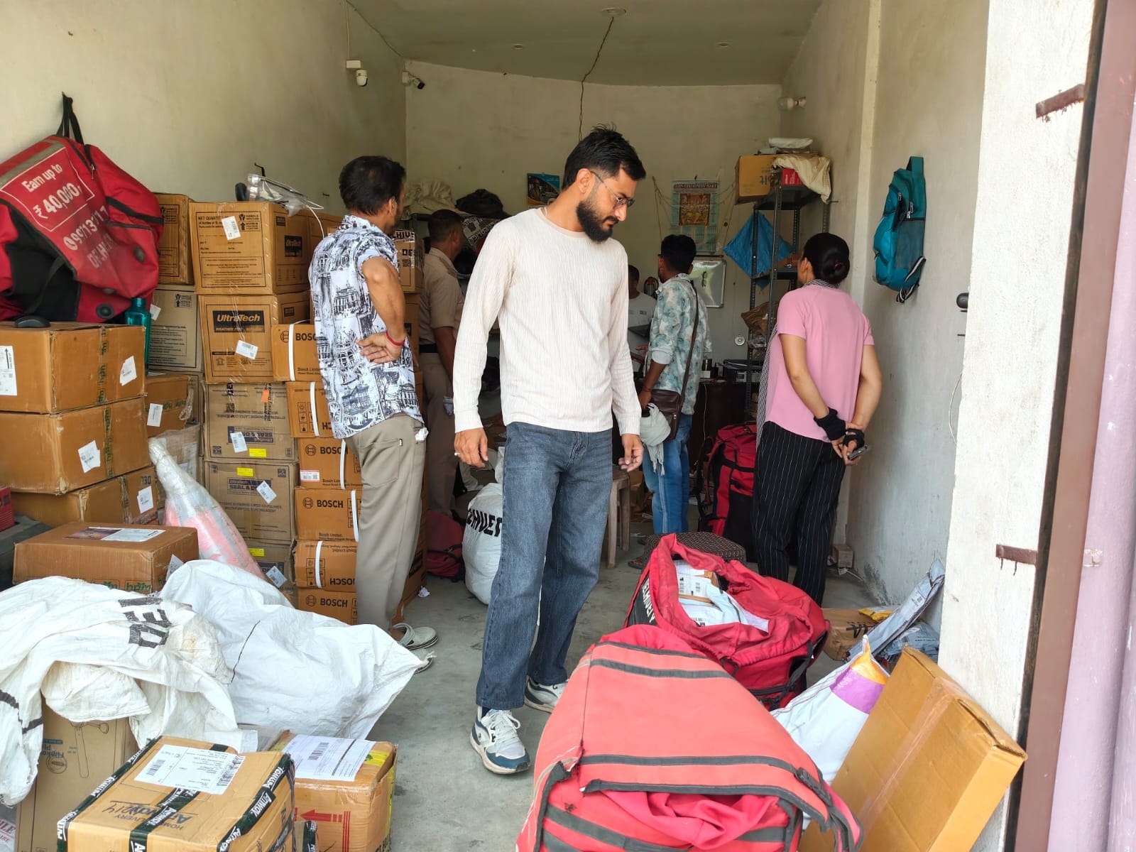 फोटो कैप्शन: देहरा में शनिवार को एसटीएफ और नारकोटिक डॉग स्क्वाड की टीम कूरियर सेवा केंद्र में प फोटो कैप्शन: देहरा में शनिवार को एसटीएफ और नारकोटिक डॉग स्क्वाड की टीम कूरियर सेवा केंद्र में प