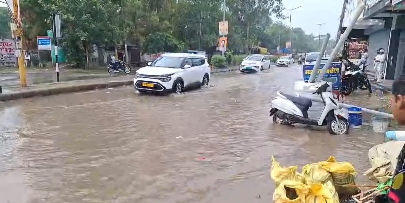 फोटो : सोनीपत के मॉडल टाउन में सड़क पर भरे बारिश के पानी से गुजरते दोपहिया वाहन सवार। संवाद फोटो : सोनीपत के मॉडल टाउन में सड़क पर भरे बारिश के पानी से गुजरते दोपहिया वाहन सवार। संवाद