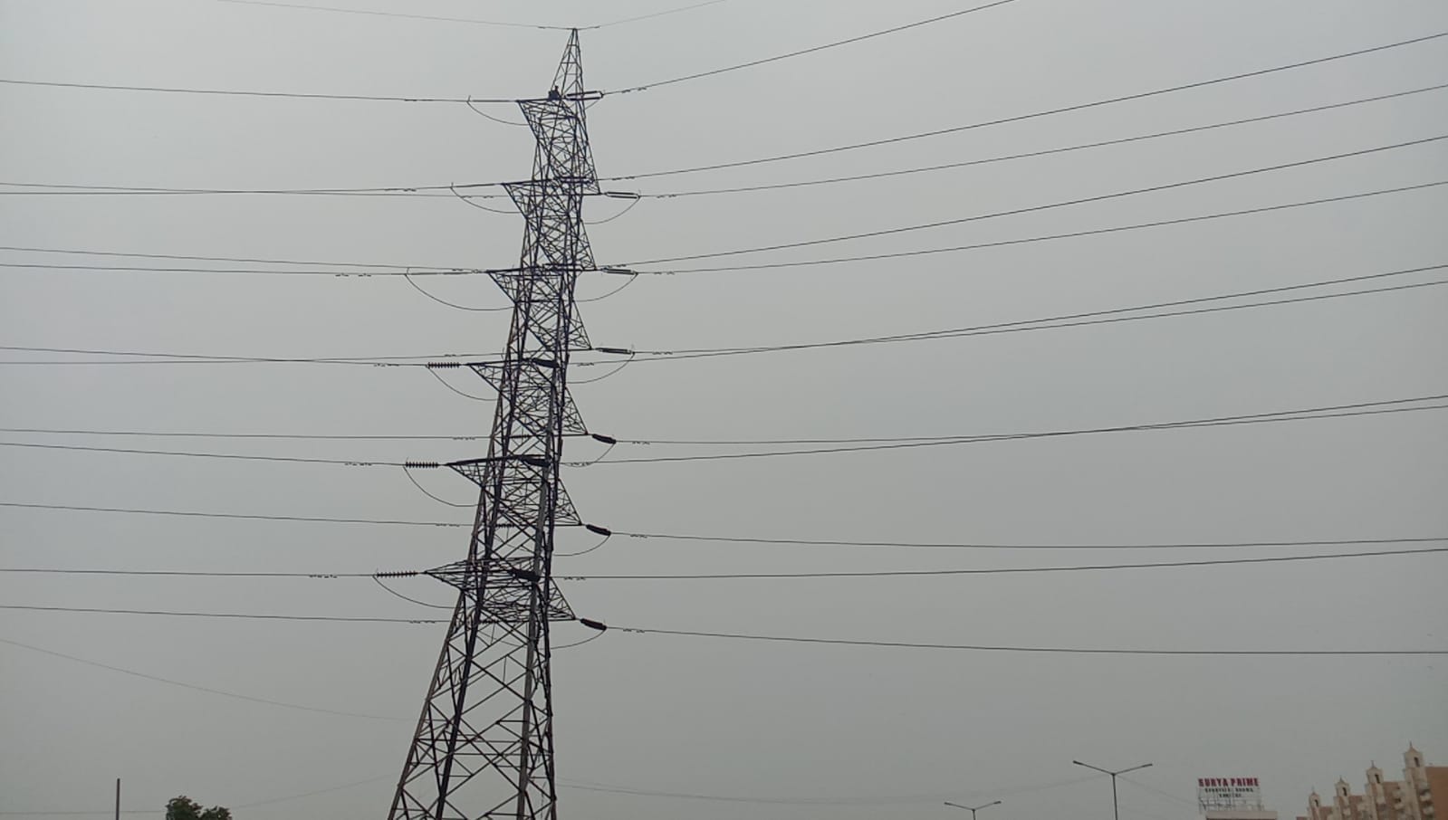 फोटो :: सोनीपत के प्याऊ मनियारी में टावर पर बैठा युवक। संवाद फोटो :: सोनीपत के प्याऊ मनियारी में टावर पर बैठा युवक। संवाद