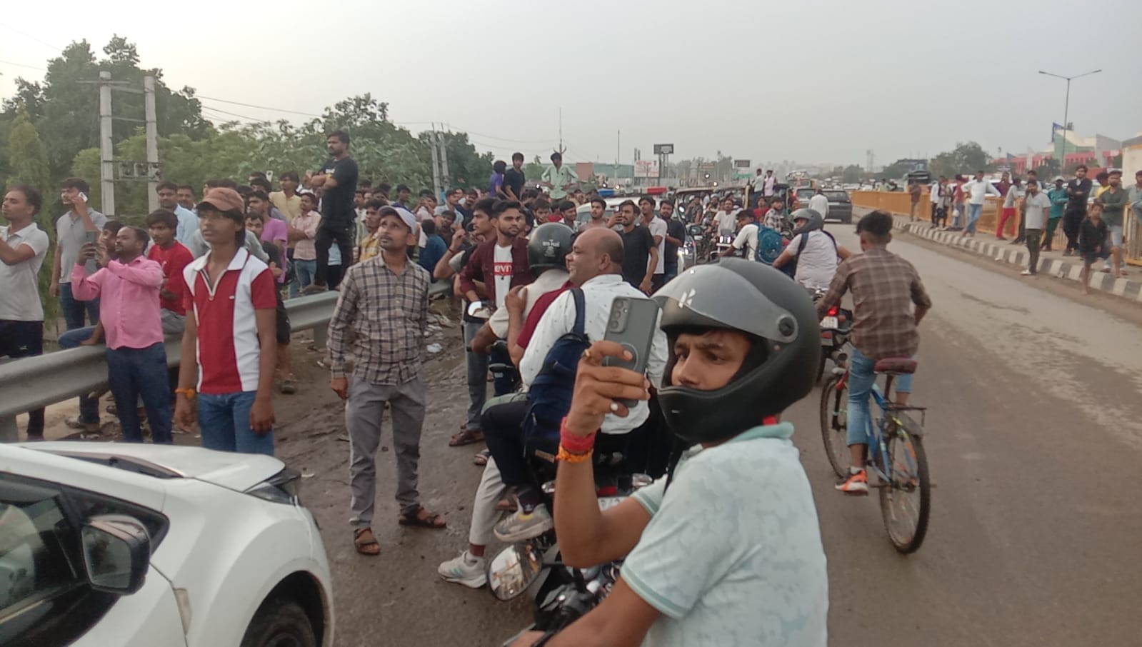 फोटो :: सोनीपत के प्याऊ मनियारी में टावर पर बैठा युवक। संवाद फोटो :: सोनीपत के प्याऊ मनियारी में टावर पर बैठा युवक। संवाद