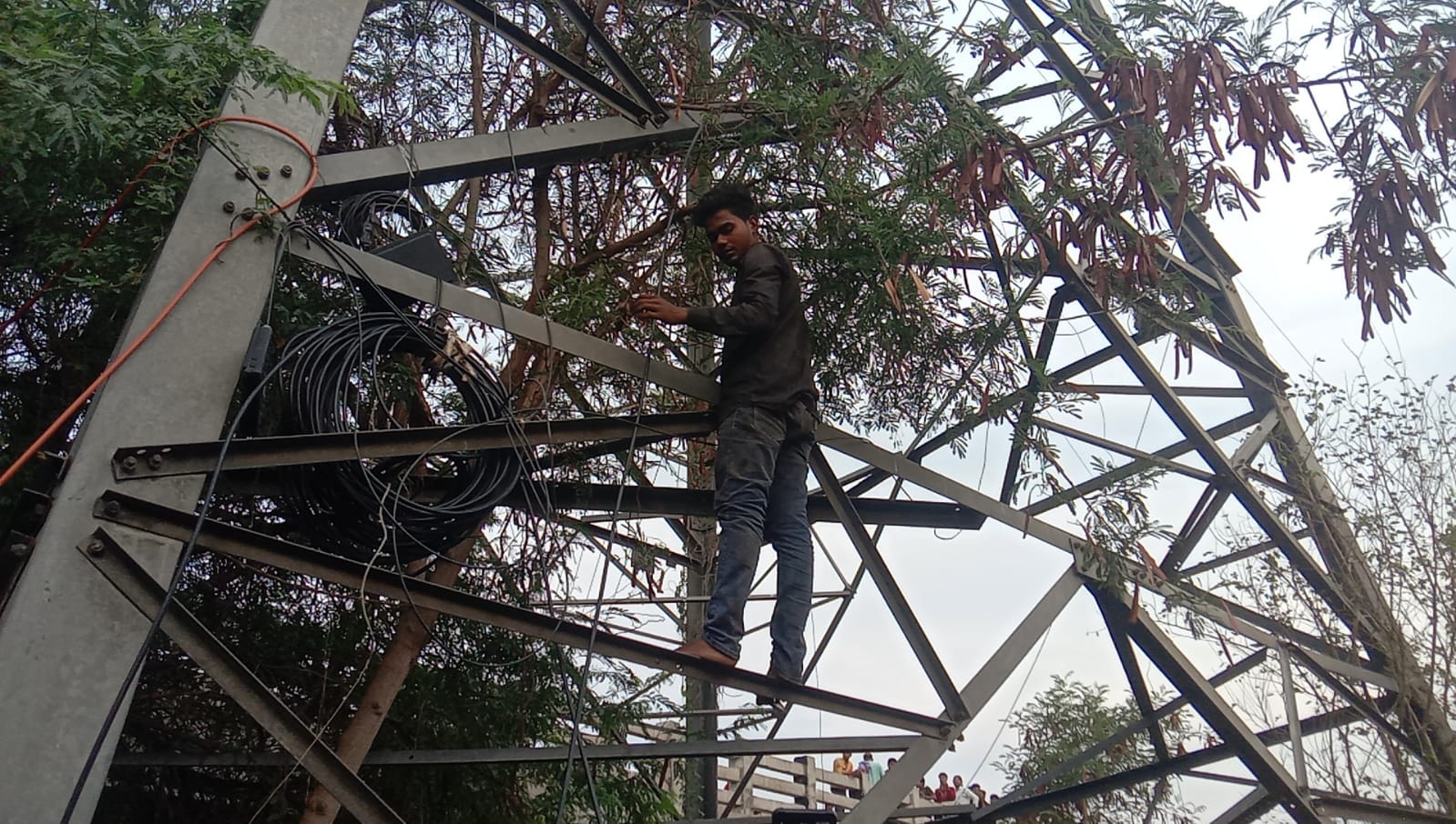 फोटो :: सोनीपत के प्याऊ मनियारी में टावर पर बैठा युवक। संवाद फोटो :: सोनीपत के प्याऊ मनियारी में टावर पर बैठा युवक। संवाद