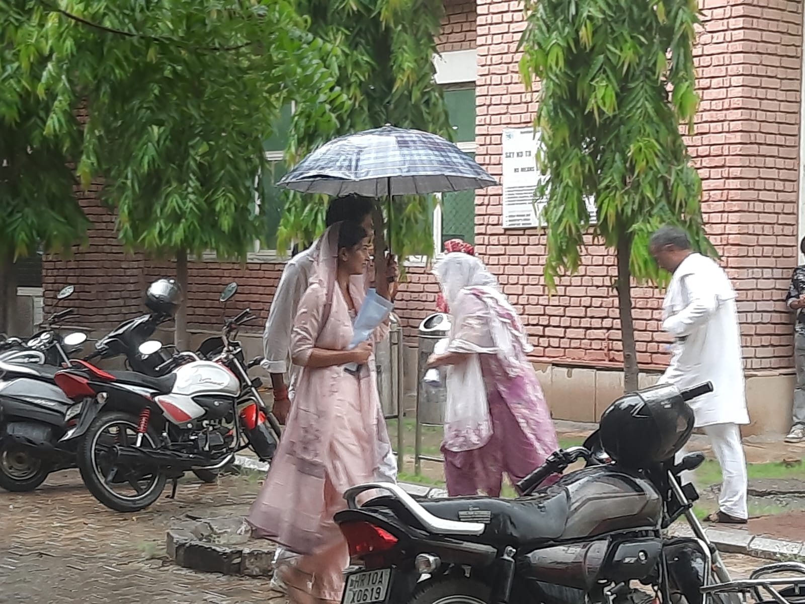 फोटो : सोनीपत के सीआरए कॉलेज के गेट के बाहर समय नजदीक होने के चलते परीक्षा केंद्र की तरफ दौड़ती फोटो : सोनीपत के सीआरए कॉलेज के गेट के बाहर समय नजदीक होने के चलते परीक्षा केंद्र की तरफ दौड़ती