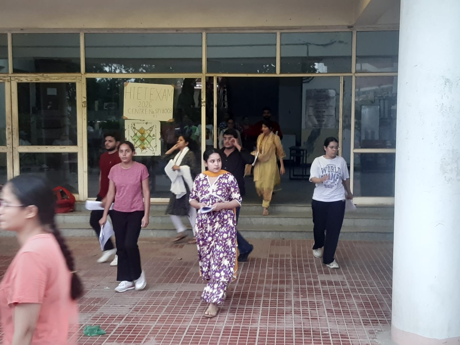 फोटो : सोनीपत के सीआरए कॉलेज के गेट के बाहर समय नजदीक होने के चलते परीक्षा केंद्र की तरफ दौड़ती फोटो : सोनीपत के सीआरए कॉलेज के गेट के बाहर समय नजदीक होने के चलते परीक्षा केंद्र की तरफ दौड़ती