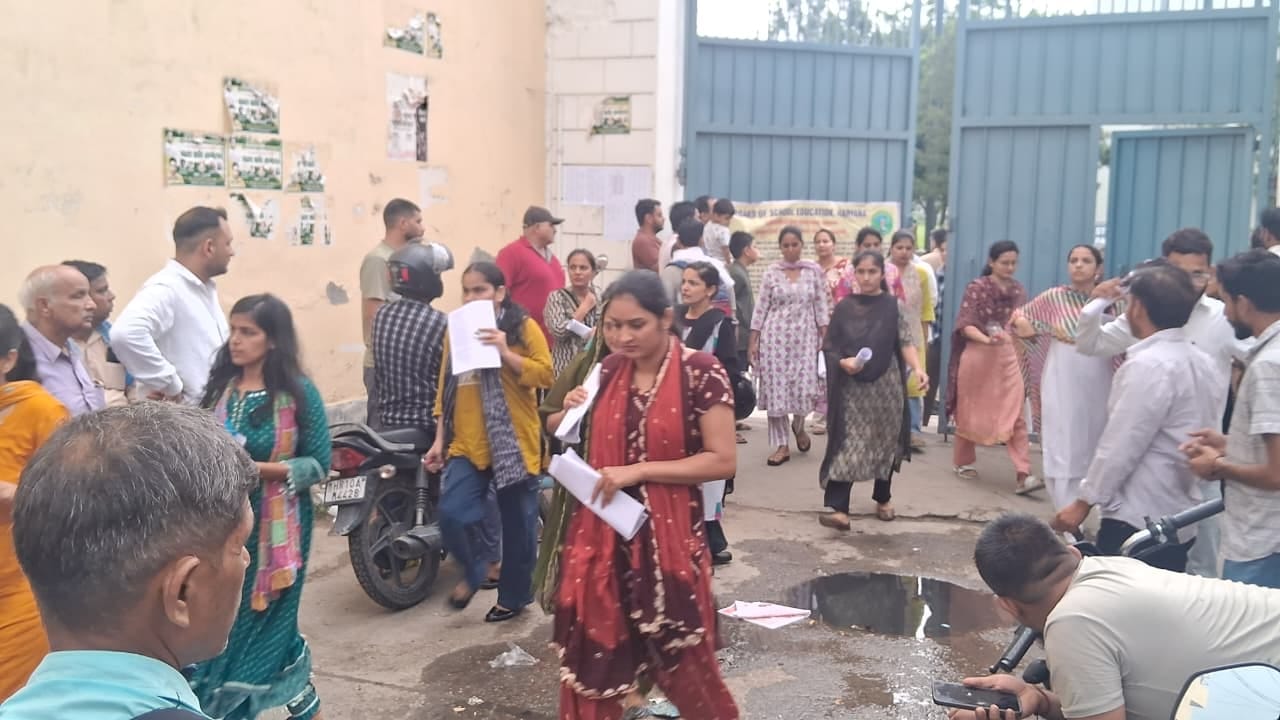 फोटो : सोनीपत के सीआरए कॉलेज के गेट के बाहर समय नजदीक होने के चलते परीक्षा केंद्र की तरफ दौड़ती फोटो : सोनीपत के सीआरए कॉलेज के गेट के बाहर समय नजदीक होने के चलते परीक्षा केंद्र की तरफ दौड़ती