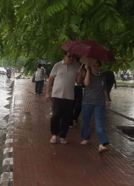 फोटो : सोनीपत के सीआरए कॉलेज के गेट के बाहर समय नजदीक होने के चलते परीक्षा केंद्र की तरफ दौड़ती फोटो : सोनीपत के सीआरए कॉलेज के गेट के बाहर समय नजदीक होने के चलते परीक्षा केंद्र की तरफ दौड़ती