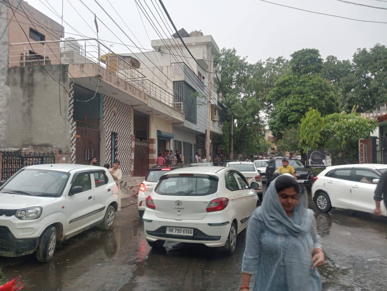 फोटो : सोनीपत के सीआरए कॉलेज के गेट के बाहर समय नजदीक होने के चलते परीक्षा केंद्र की तरफ दौड़ती फोटो : सोनीपत के सीआरए कॉलेज के गेट के बाहर समय नजदीक होने के चलते परीक्षा केंद्र की तरफ दौड़ती