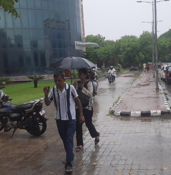 फोटो : सोनीपत के सीआरए कॉलेज के गेट के बाहर समय नजदीक होने के चलते परीक्षा केंद्र की तरफ दौड़ती फोटो : सोनीपत के सीआरए कॉलेज के गेट के बाहर समय नजदीक होने के चलते परीक्षा केंद्र की तरफ दौड़ती