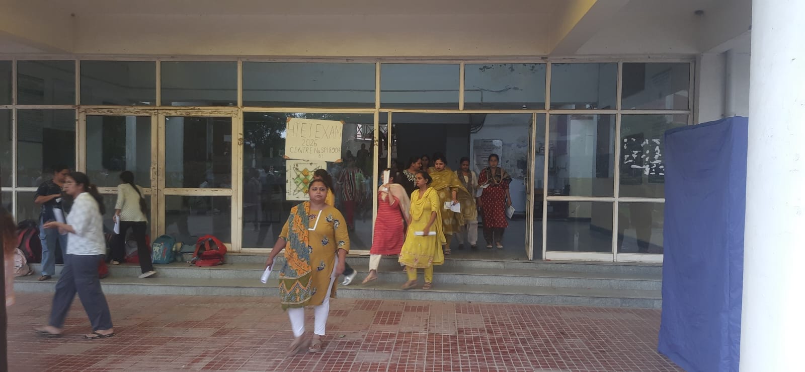 फोटो : सोनीपत के सीआरए कॉलेज के गेट के बाहर समय नजदीक होने के चलते परीक्षा केंद्र की तरफ दौड़ती फोटो : सोनीपत के सीआरए कॉलेज के गेट के बाहर समय नजदीक होने के चलते परीक्षा केंद्र की तरफ दौड़ती