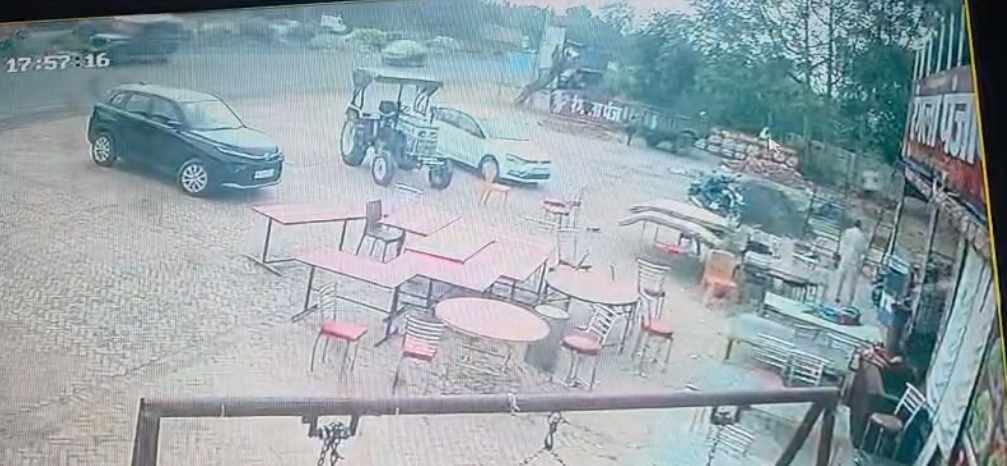 फतेहाबाद के गांव खाराखेड़ी में पूर्व सरपंच के शरीर को मिट्टी देते हुए परिवार के लोग और ग्रामीण 