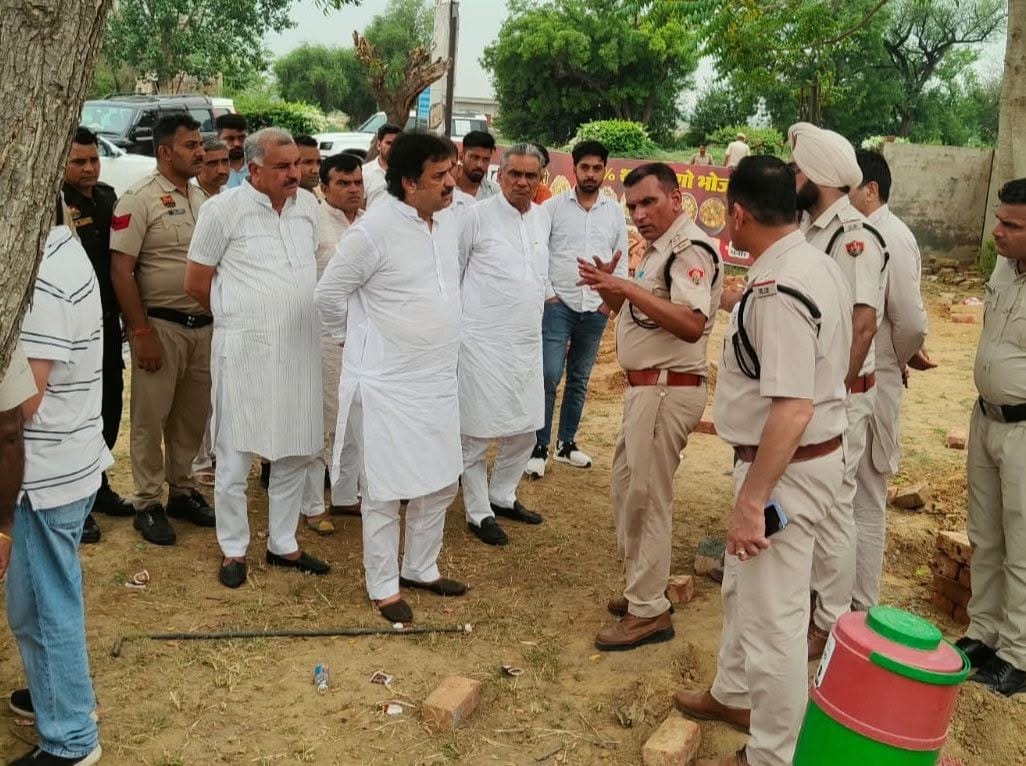 फतेहाबाद के गांव खाराखेड़ी में पूर्व सरपंच के शरीर को मिट्टी देते हुए परिवार के लोग और ग्रामीण 
