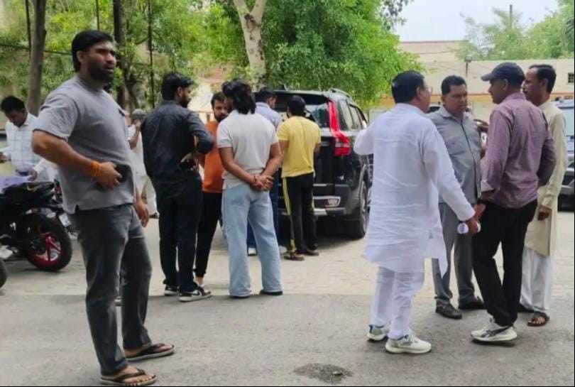 फायरिंग के बाद टूटा पड़ा करनी सेना के मंडल अध्यक्ष की कार का शीशा। संवाद फायरिंग के बाद टूटा पड़ा करनी सेना के मंडल अध्यक्ष की कार का शीशा। संवाद