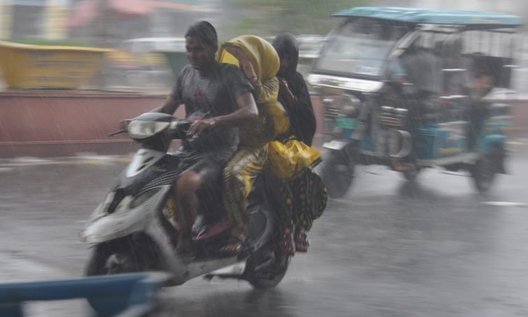 गढ़ रोड पर बारिश में सड़क पर जाते वाहन। संवाद गढ़ रोड पर बारिश में सड़क पर जाते वाहन। संवाद