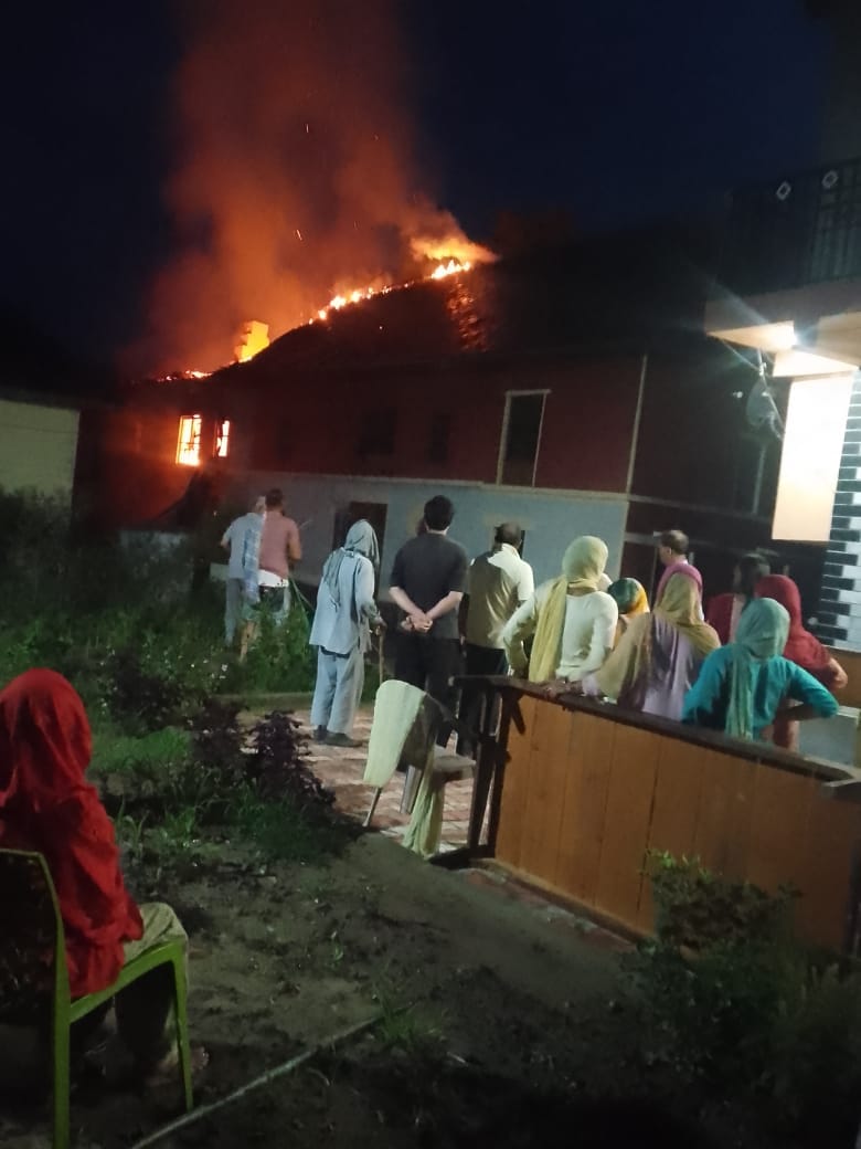 ग्राम पंचायत बरोटा कुड़साये के गांव में मकान में लगी आग। स्रोत: जागरूक पाठक ग्राम पंचायत बरोटा कुड़साये के गांव में मकान में लगी आग। स्रोत: जागरूक पाठक