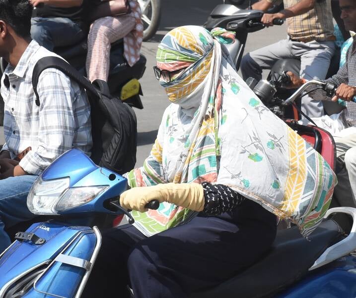 गर्मी से परेशान लोग। गर्मी से परेशान लोग।