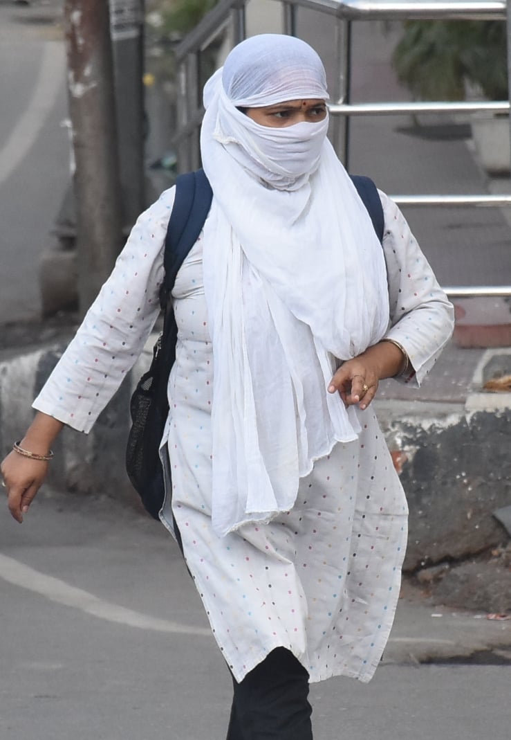 गर्मी से परेशान लोग। गर्मी से परेशान लोग।