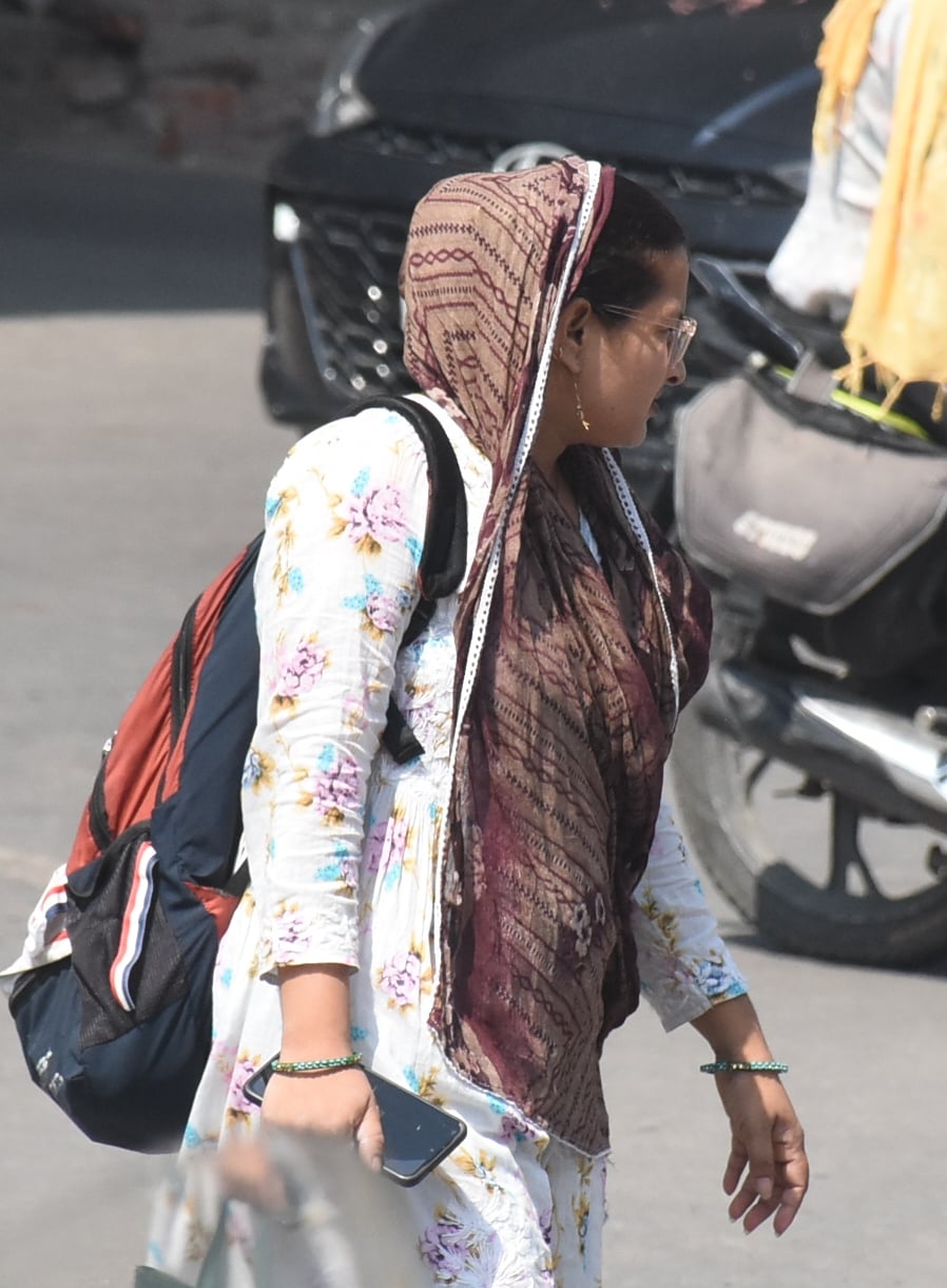 गर्मी से परेशान लोग। गर्मी से परेशान लोग।