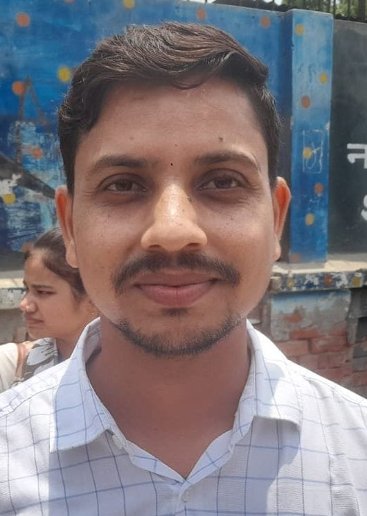 इस्लामिया इंटर कॉलेज से परीक्षा देकर निकलते अभ्यर्थी। संवाद इस्लामिया इंटर कॉलेज से परीक्षा देकर निकलते अभ्यर्थी। संवाद