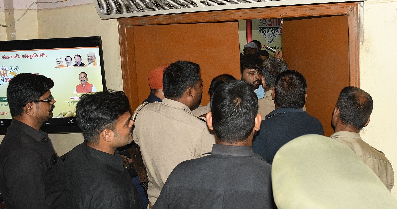 इंदिरा गांधी प्रतिष्ठान में आम महोत्सव का हुआ समापन। इंदिरा गांधी प्रतिष्ठान में आम महोत्सव का हुआ समापन।