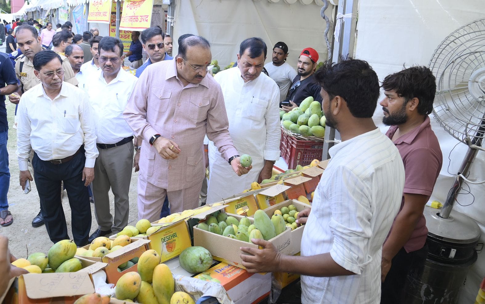 इंदिरा गांधी प्रतिष्ठान में आम महोत्सव का हुआ समापन। इंदिरा गांधी प्रतिष्ठान में आम महोत्सव का हुआ समापन।