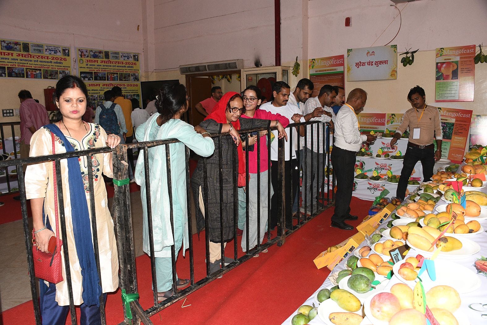 इंदिरा गांधी प्रतिष्ठान में चल रहे तीन दिवसीय आम महोत्सव में लगातार दूसरे दिन शनिवार को शौकीनों