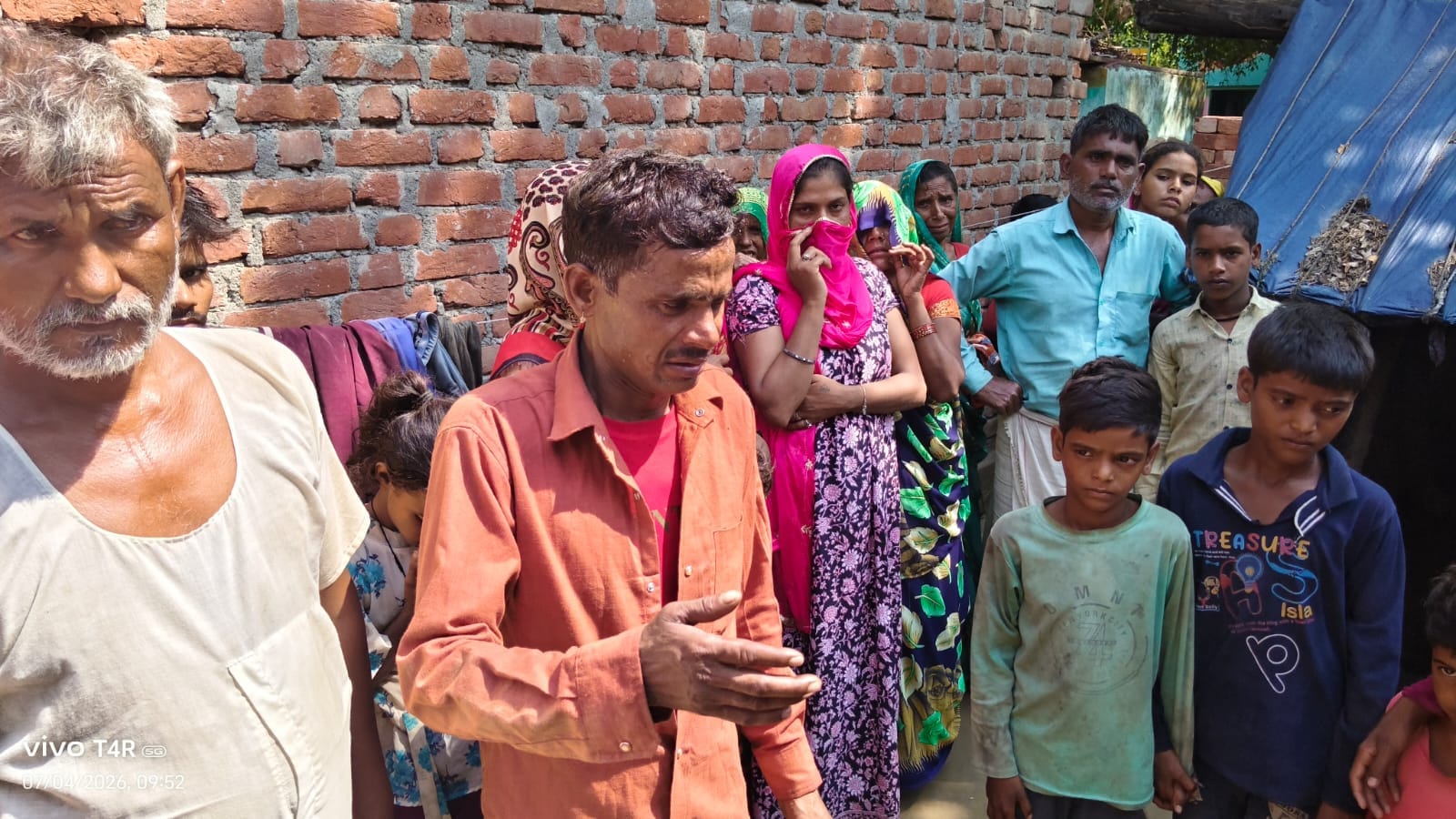 जलालाबाद के गांव कसारी में अमर और कुसुमा के पांच बच्चे। संवाद जलालाबाद के गांव कसारी में अमर और कुसुमा के पांच बच्चे। संवाद