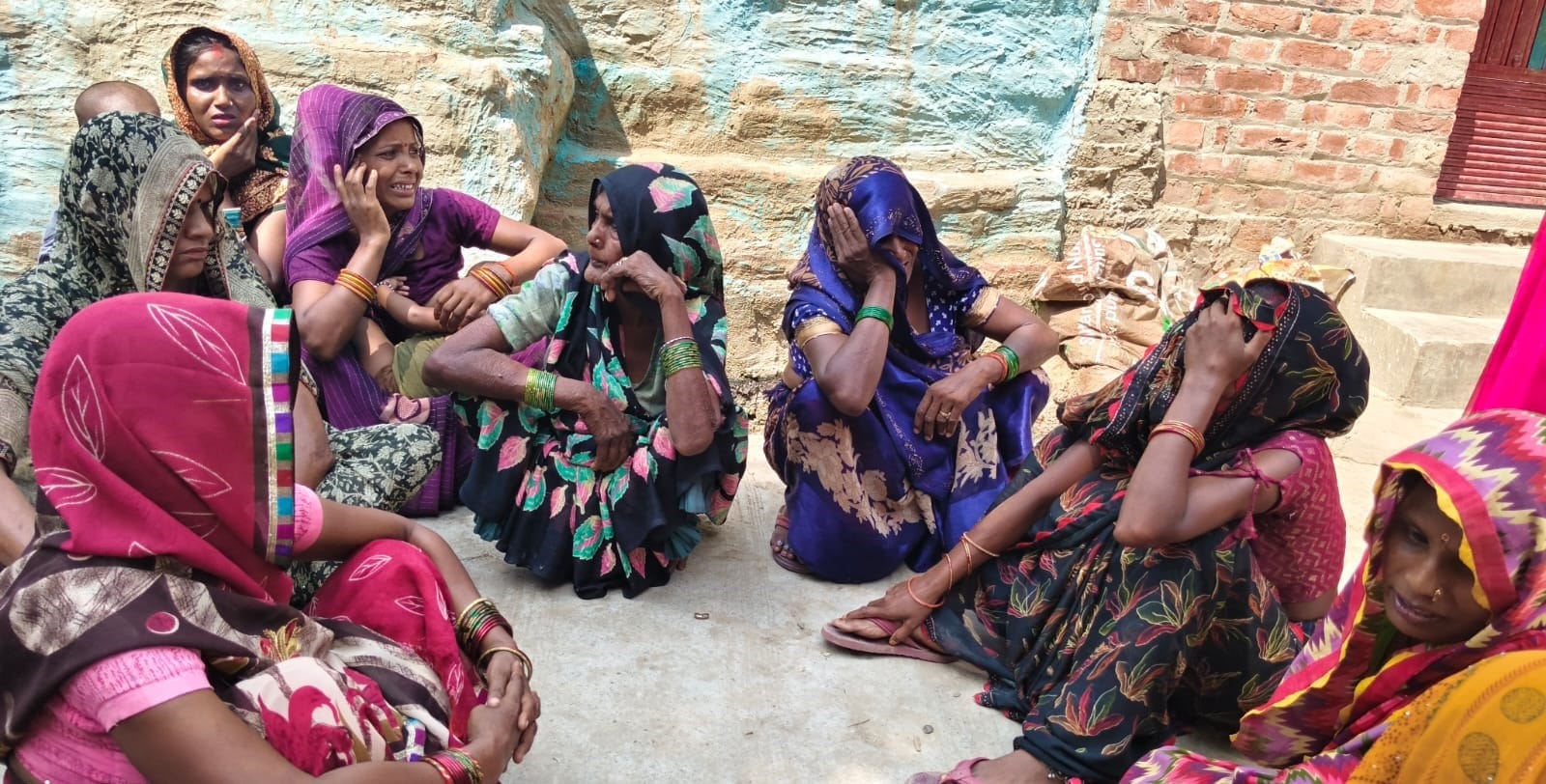 जलालाबाद के गांव कसारी में अमर और कुसुमा के पांच बच्चे। संवाद जलालाबाद के गांव कसारी में अमर और कुसुमा के पांच बच्चे। संवाद