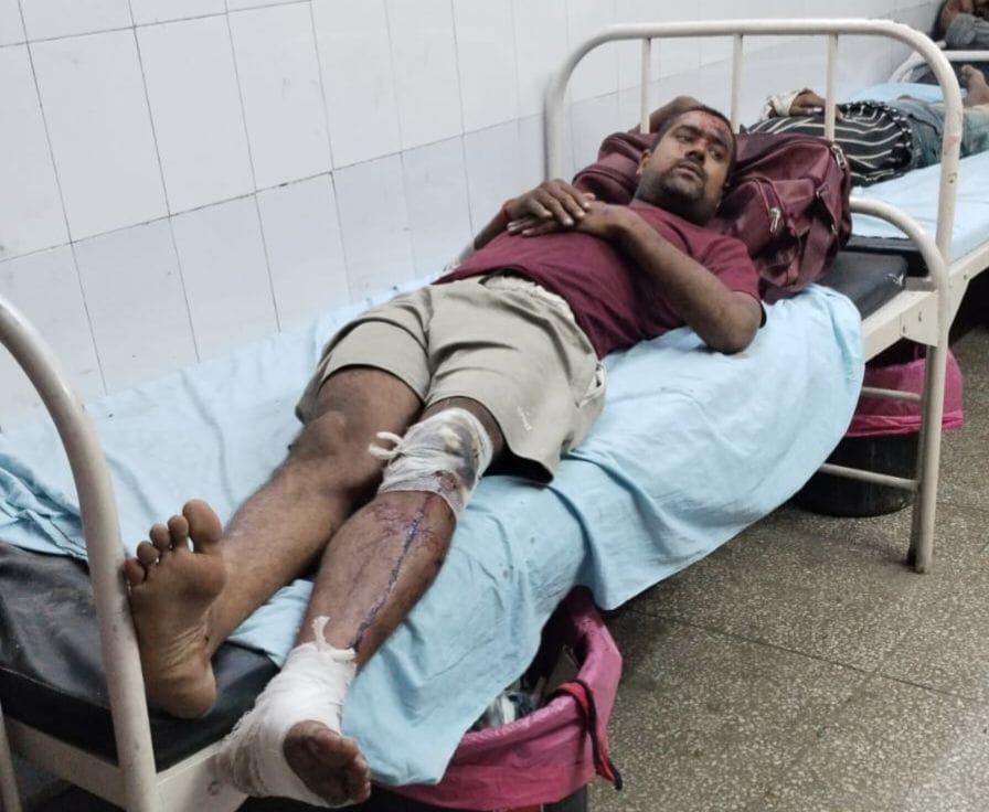 जलालाबाद में बस पलटने के बाद लगी भीड़। स्रोत: जागरूक पाठक