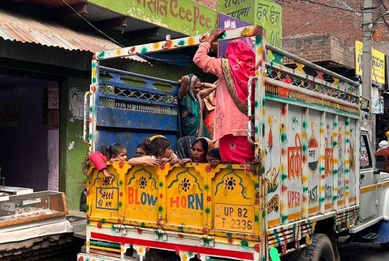 जलेसर में शनि जात के मौके पर श्रद्धालुओं की उमड़ी भीड़। संवाद जलेसर में शनि जात के मौके पर श्रद्धालुओं की उमड़ी भीड़। संवाद