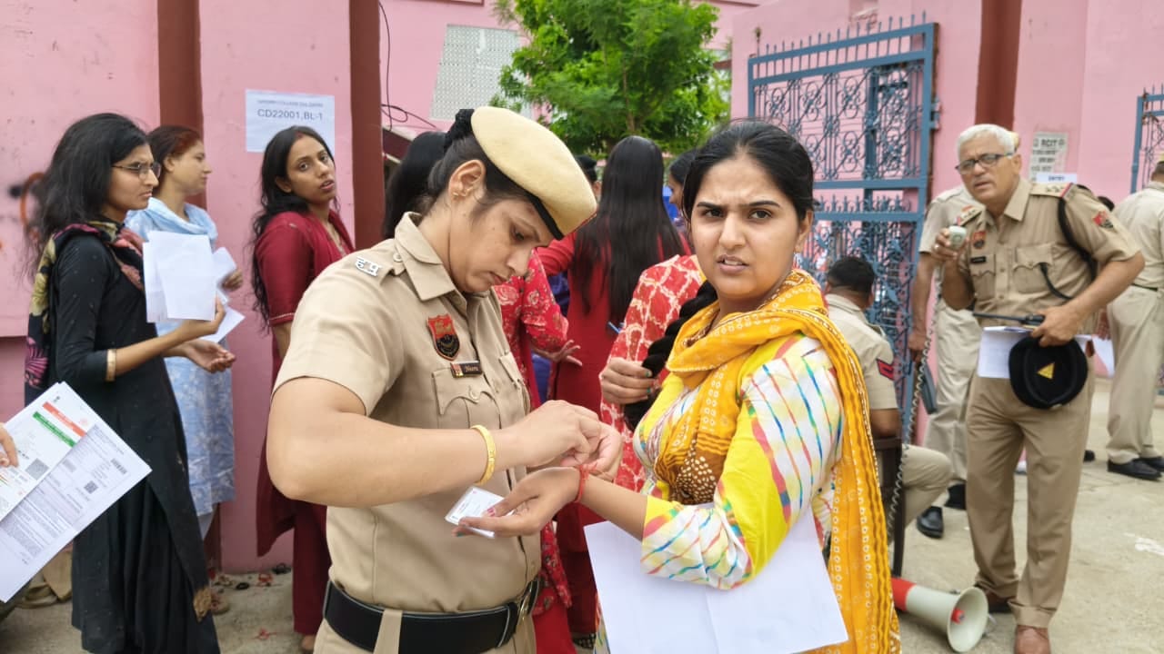 जनता कॉलेज परीक्षा केंद्र के बाहर लगी अभ्यार्थियों की लाइन। जनता कॉलेज परीक्षा केंद्र के बाहर लगी अभ्यार्थियों की लाइन।