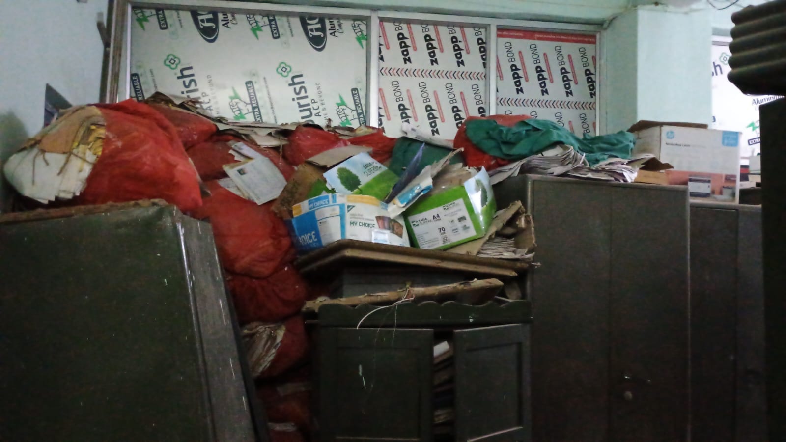 कचहरी स्थित नगर पालिका कार्यालय में रखीं फाइलें। संवाद