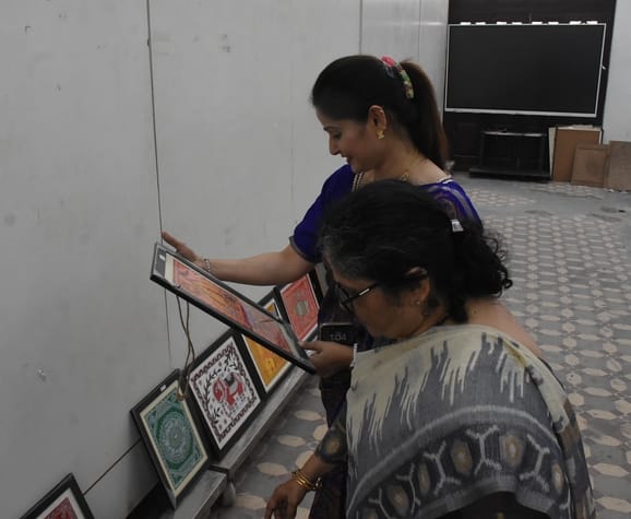 कैसरबाग स्थित ललित कला अकादमी में दो दिवसीय हस्तशिल्प चित्रकला प्रदर्शनी का शनिवार को उद्घाटन ह